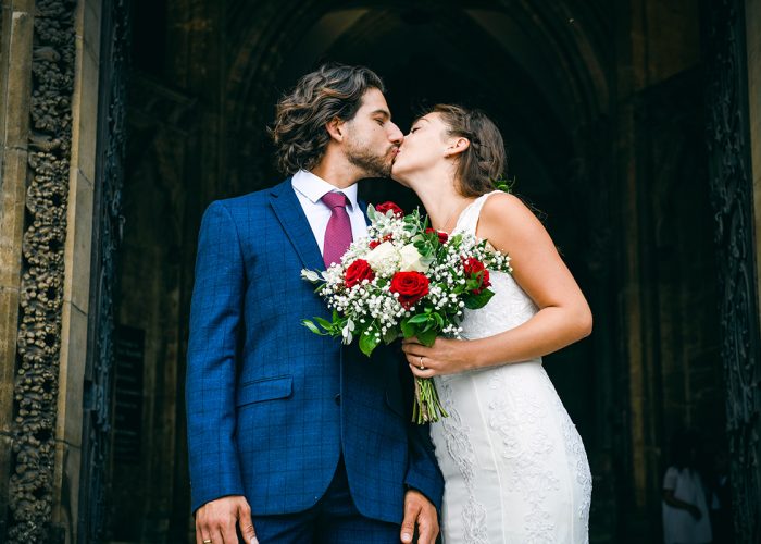 newly-wed-couple-on-the-church-steps-T7DLWSZ